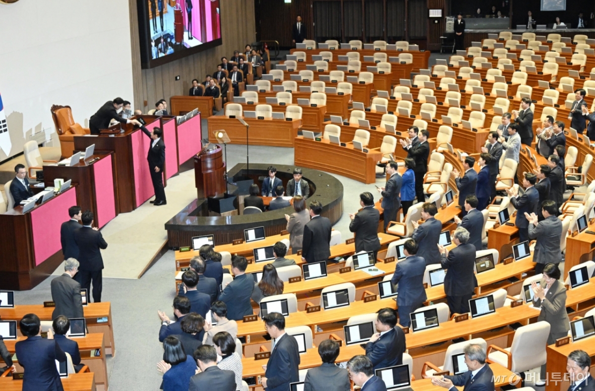 (서울=뉴스1) 국회사진기자단 = 이재명 대통령이 4일 국회 본회의장에서 2026년도 예산안 및 기금운용계획안에 대한 시정연설을 마친 뒤 우원식 국회의장과 악수하고 있다. 이 대통령이 시정연설을 마친뒤 여당 의원들은 기립박수를 보냈지만 국민의힘 의원들이 불참하면서 의석이 비어 있다. 2025.11.4/뉴스1 Copyright © 뉴스1. All rights reserved. 무단 전재 및 재배포, AI학습 이용 금지. /사진=(서울=뉴스1) 국회사진기자단