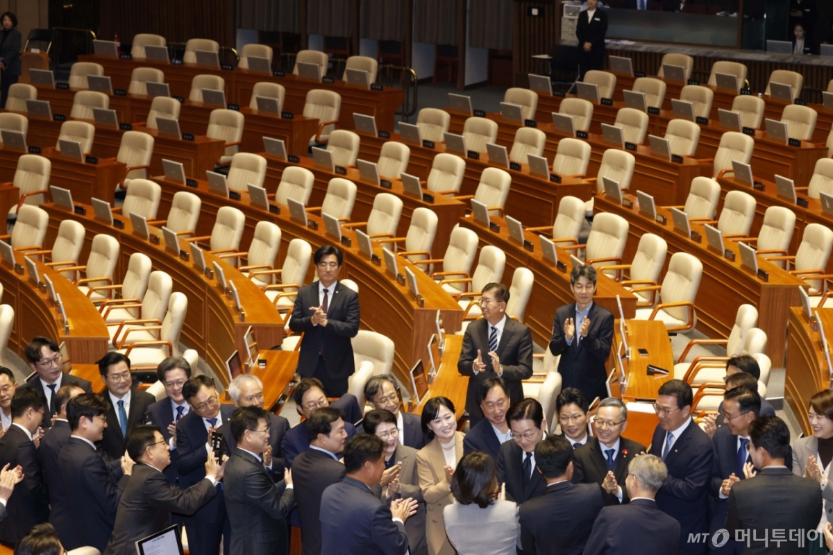 [서울=뉴시스] 국회사진기자단 = 이재명 대통령이 4일 서울 여의도 국회 본회의에서 내년도 정부 예산안에 대한 시정연설을 위해 회의장에 입장하고 있다. 더불어민주당 의원들은 박수를 치며 이 대통령을 맞이하고 국민의힘 의원들은 시정연설에 불참했다. 2025.11.04. photo@newsis.com /사진=
