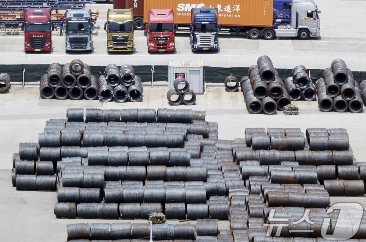 경기 평택시 포승읍 평택항 야적장에 수출용 철강 제품이 쌓여 있다/사진=뉴스1