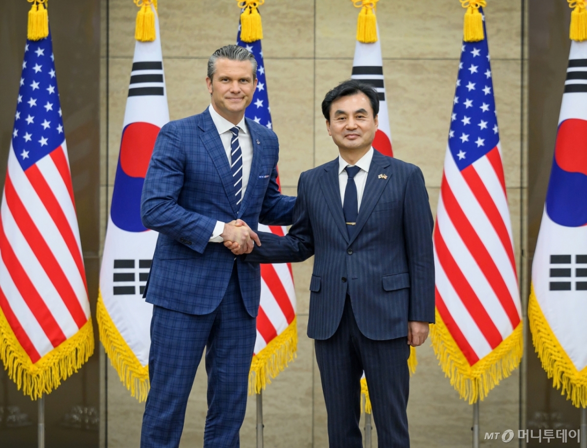 안규백 국방부 장관과 피트 헤그세스 미국 전쟁부 장관이 4일 서울 용사 국방부에서 제57차 한미안보협의회(SCM) 확대회의에 앞서 기념촬영을 하고 있다. / 사진=국방부