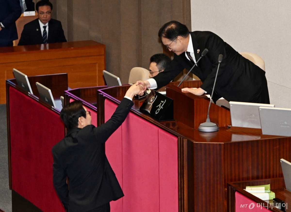 [서울=뉴시스] 국회사진기자단 = 이재명 대통령이 4일 서울 여의도 국회에서 열린 본회의에서 2026년도 예산안에 대한 정부의 시정연설을 마친 뒤 우원식 국회의장과 악수를 하고 있다. 2025.11.04. photo@newsis.com /사진=