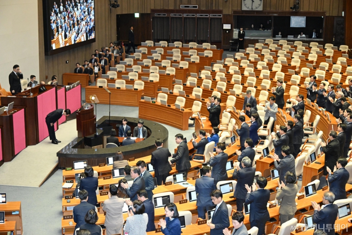 [서울=뉴시스] 국회사진기자단 = 이재명 대통령이 4일 서울 여의도 국회에서 2026년도 예산안에 대한 시정연설을 마친 뒤 인사를 하고 있다. 2025.11.04. photo@newsis.com /사진=