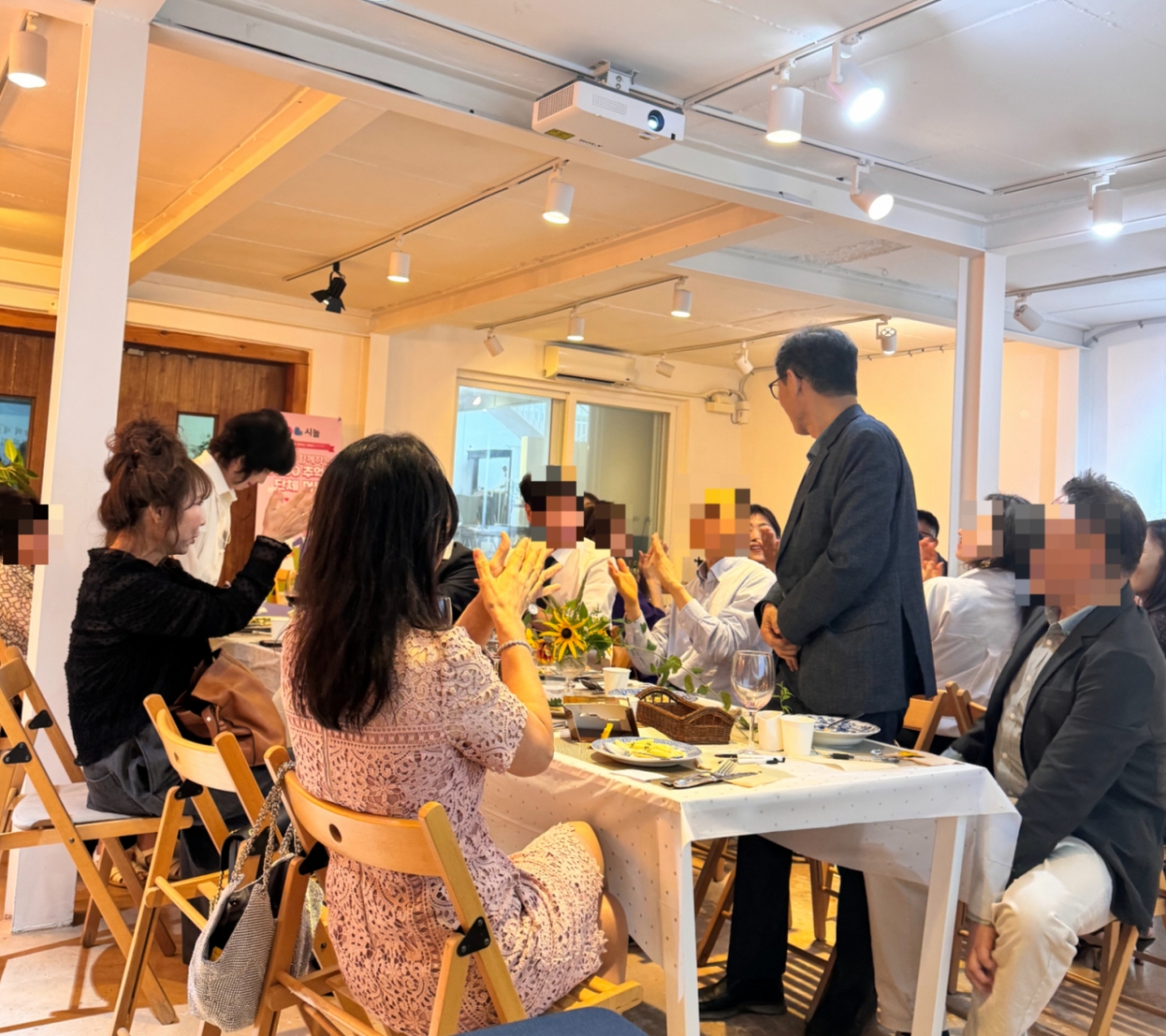 시놀이 주최한 오프라인 단체미팅에 참석한 시니어들이 즐거운 시간을 보내고 있다. /사진제공=시놀