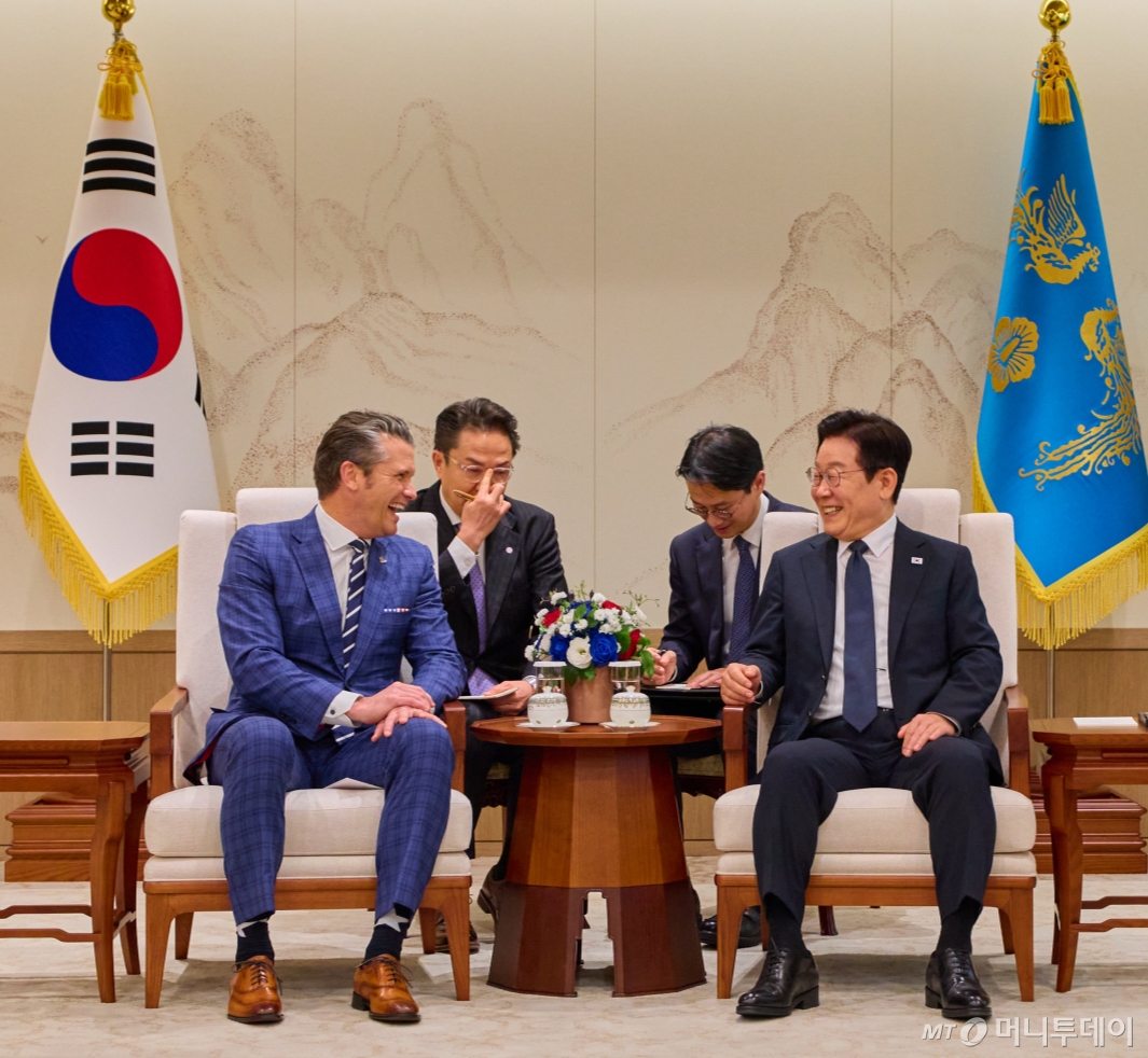 이재명 대통령이 4일 서울 용산 대통령실 청사에서 피트 헤그세스 미국 국방부 장관을 접견하고 있다. / 사진=대통령실
