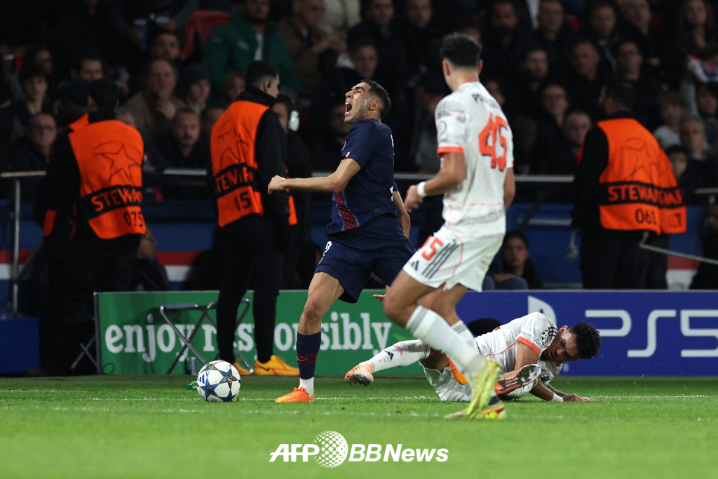 파리 생제르맹(PSG) 아슈라프 하키미가 5일(한국시간) 프랑스 파리의 파르크 데 프랭스에서 열린 바이에른 뮌헨과의 2025~2026 유럽축구연맹(UEFA) 챔피언스리그(UCL) 리그 페이즈 4차전에서 루이스 디아스에게 백태클을 당한 뒤 쓰러지는 순간. /AFPBBNews=뉴스1