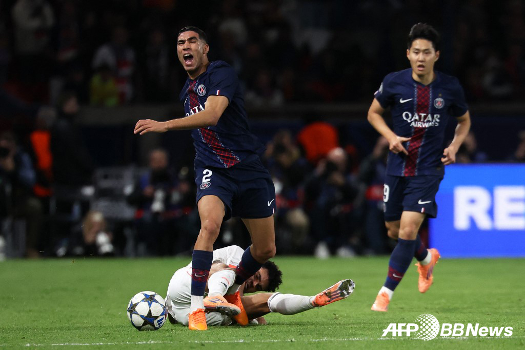 파리 생제르맹(PSG) 아슈라프 하키미가 5일(한국시간) 프랑스 파리의 파르크 데 프랭스에서 열린 바이에른 뮌헨과의 2025~2026 유럽축구연맹(UEFA) 챔피언스리그(UCL) 리그 페이즈 4차전에서 루이스 디아스에게 백태클을 당한 뒤 쓰러지는 순간. /AFPBBNews=뉴스1