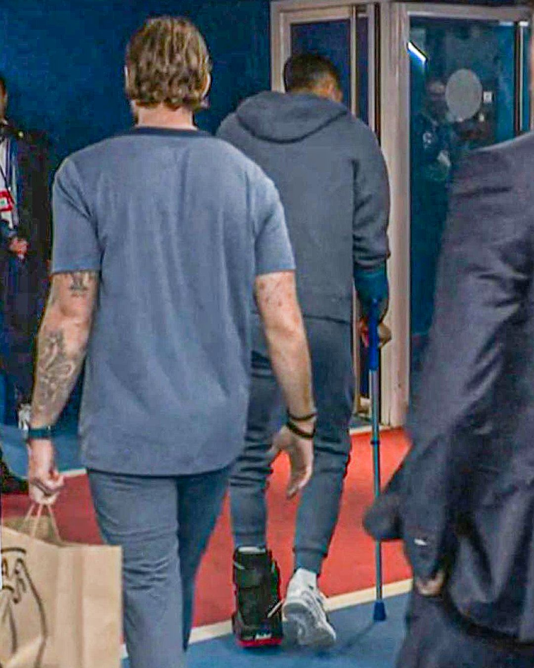 파리 생제르맹(PSG) 아슈라프 하키미가 5일(한국시간) 프랑스 파리의 파르크 데 프랭스에서 열린 바이에른 뮌헨과의 2025~2026 유럽축구연맹(UEFA) 챔피언스리그(UCL) 리그 페이즈 4차전 이후 목발을 짚은 채 경기장을 빠져나가고 있는 모습. /사진=ParisSG INFOS SNS 캡처