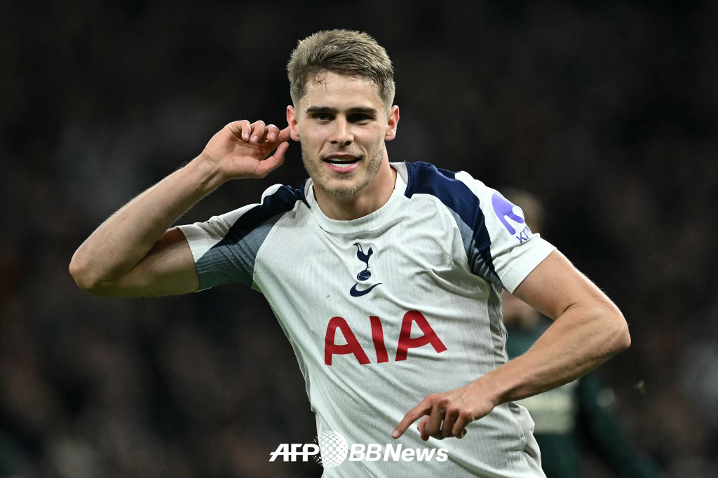 토트넘 센터백 미키 판더펜이 5일(한국시간) 영국 런던의 토트넘 홋스퍼 스타디움에서 열린 2025~2026 유럽축구연맹(UEFA) 챔피언스리그 리그 페이즈 4차전 코펜하겐전에서 골을 넣은 뒤 세리머니를 하고 있다. /AFPBBNews=뉴스1