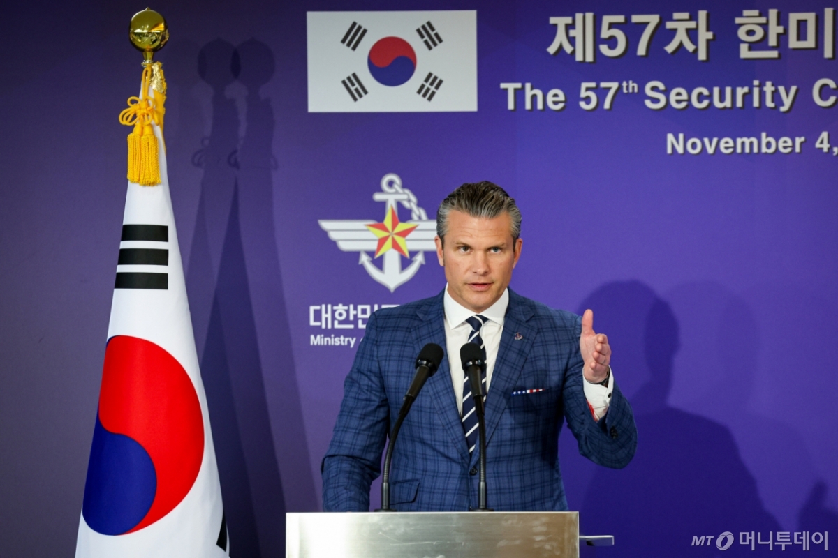 (서울=뉴스1) 사진공동취재단 = 피트 헤그세스 미국 전쟁부(국방부) 장관이 4일 오후 서울 용산구 국방부 청사에서 제57차 한미안보협의회의(SCM)를 마치고 가진 공동기자회견에서 취재진의 질문에 답하고 있다. 2025.11.4/뉴스1  Copyright © 뉴스1. All rights reserved. 무단 전재 및 재배포,  AI학습 이용 금지. 