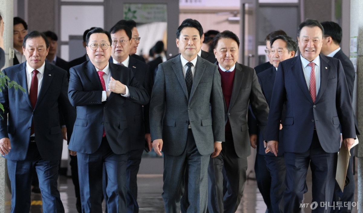 (대전=뉴스1) 김기태 기자 = 장동혁 국민의힘 대표가 5일 대전시청에서 열린 국민의힘 충청권 지역민생 예산정책협의회에 시도지사와 함께 이동하고 있다. 2025.11.5/뉴스1  Copyright © 뉴스1. All rights reserved. 무단 전재 및 재배포,  AI학습 이용 금지. /사진=(대전=뉴스1) 김기태 기자