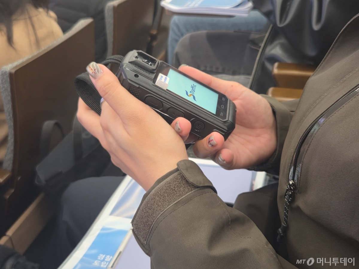 5일 오전 보디캠(경찰착용기록장치) 관련 교육에 참여한 경찰관이 보디캠 기기를 작동하는 모습. /사진=김서현 기자.