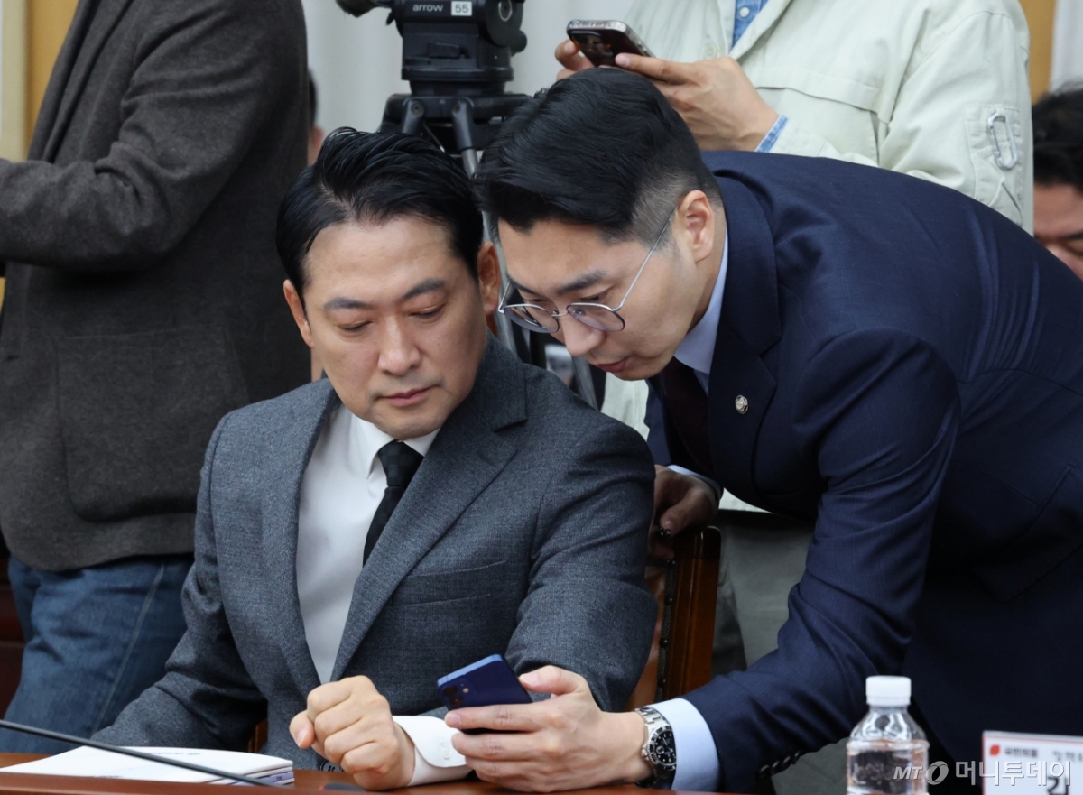 (대전=뉴스1) 김기태 기자 = 장동혁 국민의힘 대표가 5일 대전시청에서 열린 국민의힘 충청권 지역민생 예산정책협의회에 참석해 박준태 의원과 대화하고 있다. 2025.11.5/뉴스1 Copyright © 뉴스1. All rights reserved. 무단 전재 및 재배포, AI학습 이용 금지. /사진=(대전=뉴스1) 김기태 기자