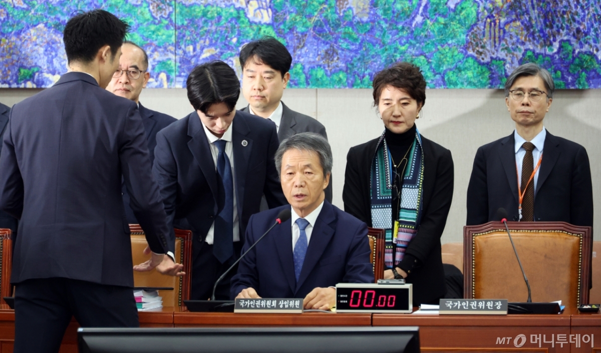 김용원 국가인권위원회 상임위원이 5일 오전 서울 여의도 국회에서 열린 운영위원회 국가인권위원회 국정감사에서 증인선서를 따로 하겠다며 발언을 이어가고 있다. /사진=뉴시스