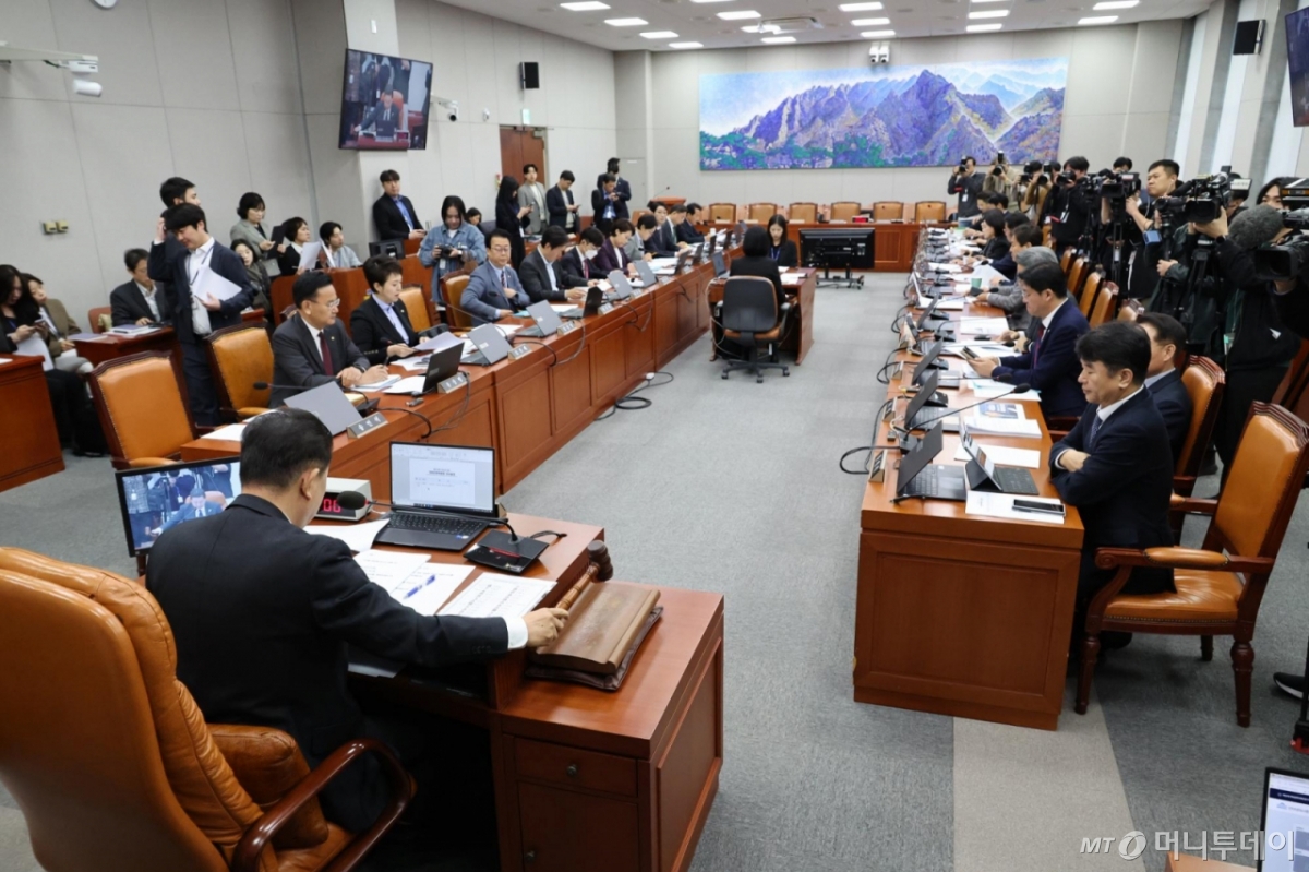 김병기 국회 운영위원회 위원장이 5일 서울 여의도 국회에서 열린 국가인권위원회에 대한 국정감사에서 의사봉을 두드리고 있다. /사진=뉴시스