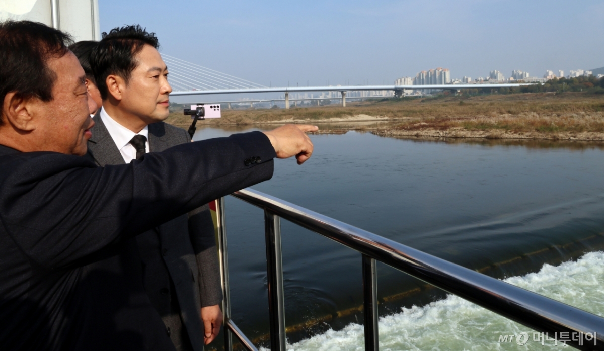 [세종=뉴시스] 강종민 기자 = 장동혁 국민의힘 대표가 5일 세종시 금강 세종보 앞에서 최대호 세종시장에게 세종보 보존에 대한 설명을 듣고 있다. 2025.11.05. ppkjm@newsis.com /사진=강종민