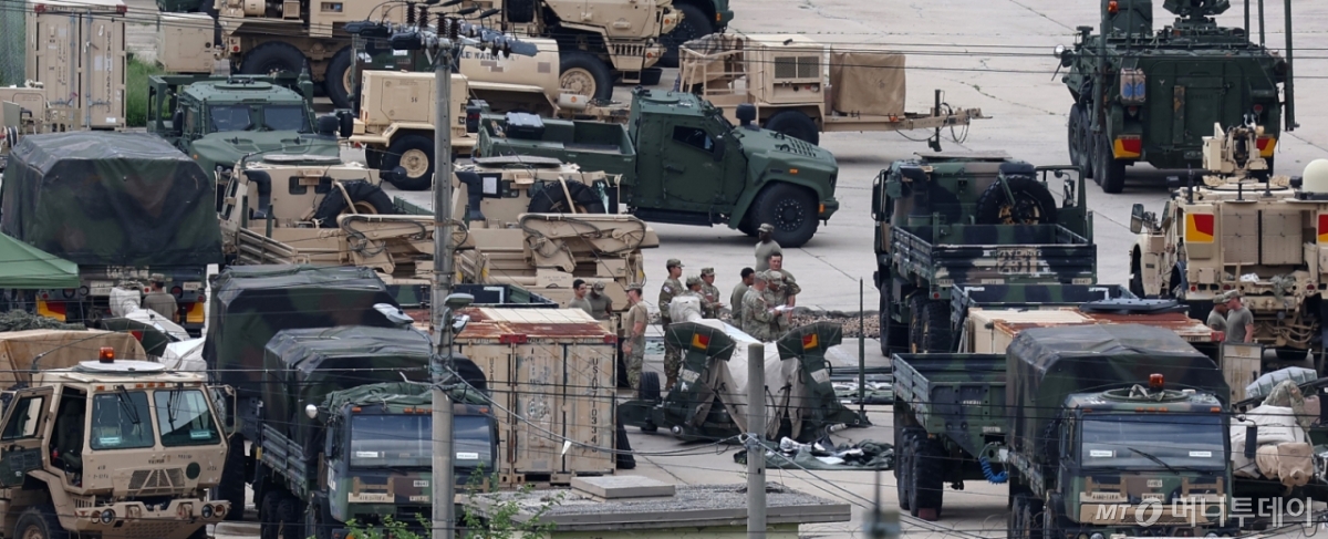 지난 8월19일 한미 연합 군사연습 '을지 자유의 방패(UFS·을지프리덤실드)' 기간 경기 동두천시 소재 주한 미군기지에서 미군 장병들이 기갑장비 및 차량을 점검하고 있다. / 사진=뉴시스