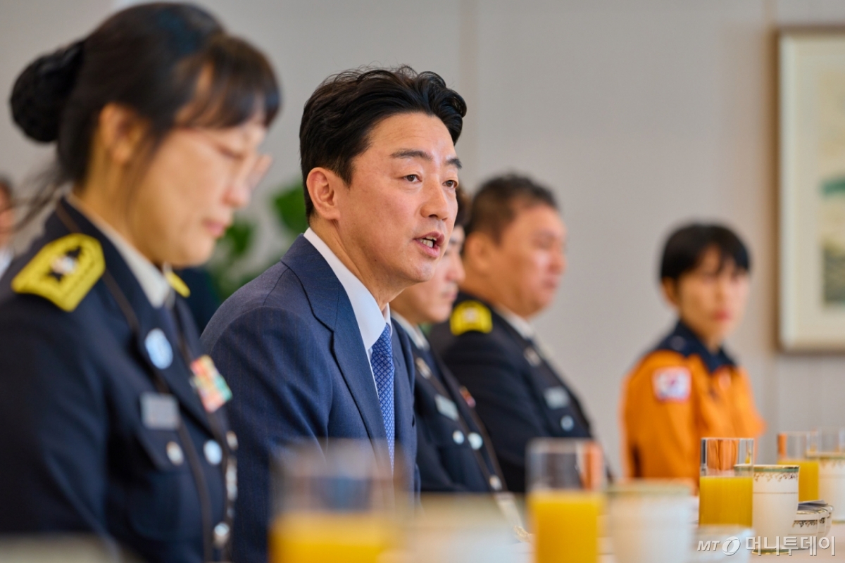 (서울=뉴스1) 이재명 기자 = 강훈식 대통령 비서실장이 5일 서울 용산 대통령실 청사에서 열린 소방 공무원 격려 오찬에서 발언을 하고 있다. (대통령실 제공. 재판매 및 DB 금지)  2025.11.5/뉴스1  Copyright © 뉴스1. All rights reserved. 무단 전재 및 재배포,  AI학습 이용 금지. /사진=(서울=뉴스1) 이재명 기자