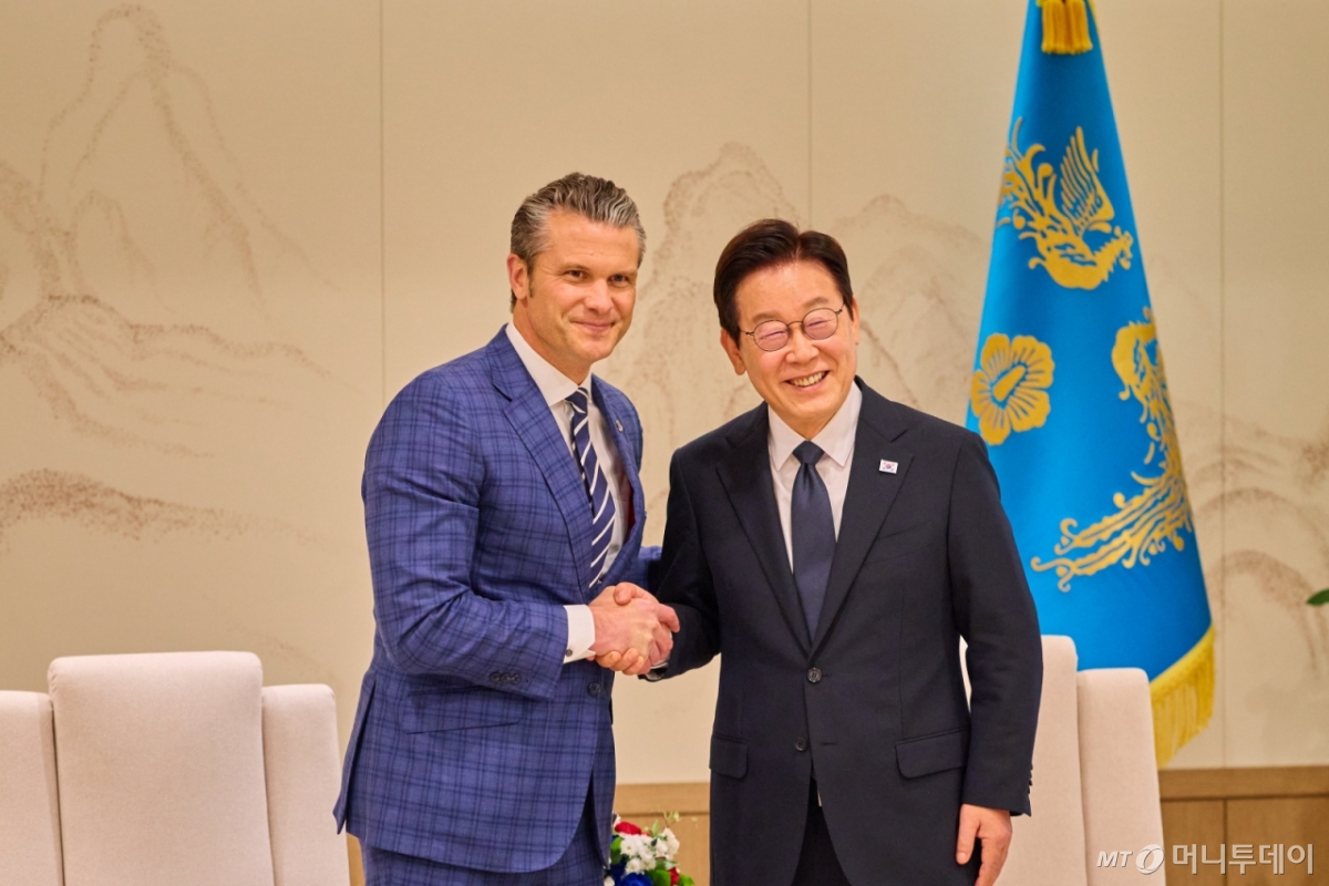 (서울=뉴스1) 이재명 기자 = 이재명 대통령이 4일 서울 용산 대통령실 청사에서 피트 헤그세스 미국 국방부 장관 접견에 앞서 악수하고 있다. (대통령실 제공. 재판매 및 DB 금지)   2025.11.4/뉴스1  Copyright © 뉴스1. All rights reserved. 무단 전재 및 재배포,  AI학습 이용 금지.