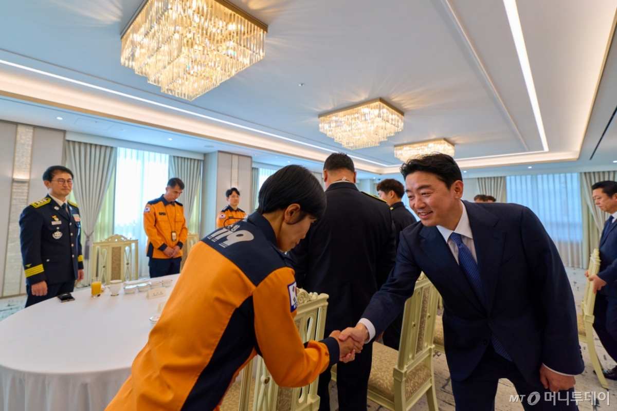 [서울=뉴시스] 강훈식 비서실장이 5일 서울 용산 대통령실 청사에서 열린 소방공무원 격려 오찬에서 소방공무원들과 악수하고 있다. (사진=대통령실 제공) 2025.11.05. photo@newsis.com *재판매 및 DB 금지 /사진=