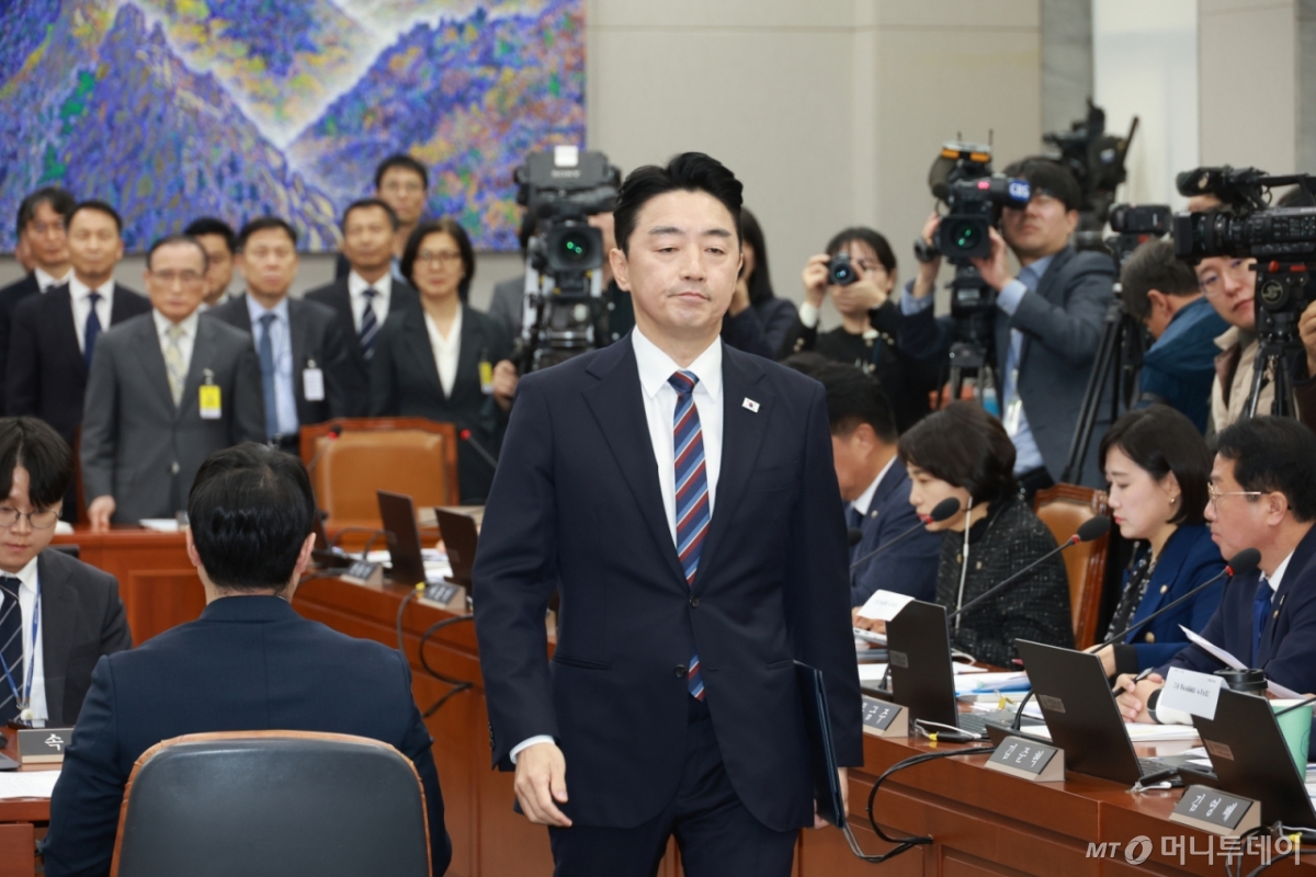[서울=뉴시스] 고승민 기자 = 강훈식 대통령 비서실장이 6일 서울 여의도 국회에서 열린 운영위원회의 대통령비서실 등 국정감사에서 선서 후 선서문 전달을 위해 김병기 운영위원장에게 향하고 있다. 2025.11.06. kkssmm99@newsis.com /사진=고승민