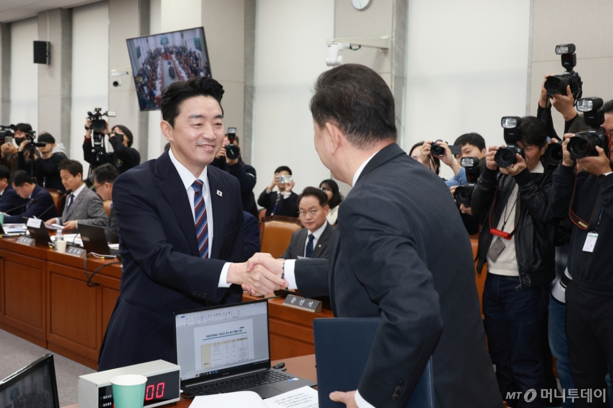 [서울=뉴시스] 고승민 기자 = 강훈식 대통령 비서실장이 6일 서울 여의도 국회에서 열린 운영위원회의 대통령비서실 등 국정감사에서 선서 후 선서문을 김병기 운영위원장에게 전달하며 악수하고 있다. 2025.11.06. kkssmm99@newsis.com /사진=고승민