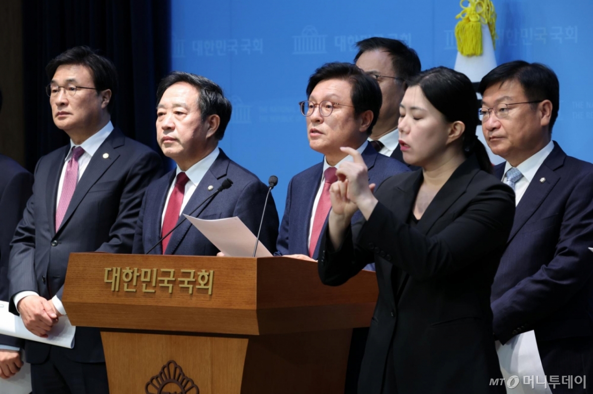 [서울=뉴시스] 김명년 기자 = 박형수 의원 등 국회 예산결산특별위원회 소속 국민의힘 의원들이 6일 오전 서울 여의도 국회 소통관에서 내년도 예산안 관련 기자회견을 하고 있다. 2025.11.06. kmn@newsis.com /사진=김명년