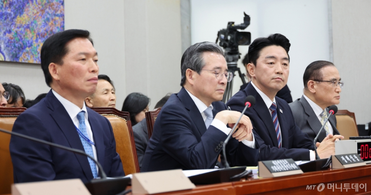 [서울=뉴시스] 김금보 기자 = 강훈식 대통령 비서실장이 6일울 여의도 국회에서 열린 운영위원회의 대통령비서실 등 국정감사에 출석해 있다. 2025.11.06. kgb@newsis.com /사진=김금보