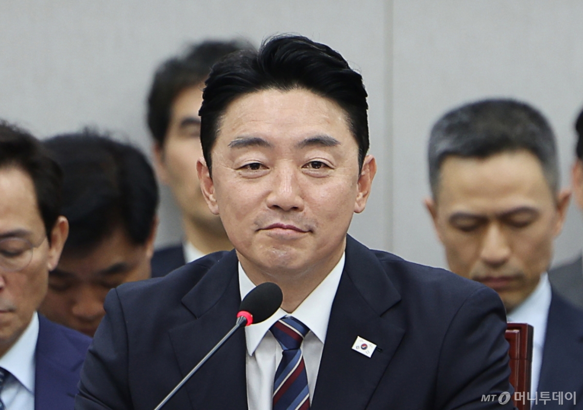 [서울=뉴시스] 김명년 기자 = 강훈식 대통령실 비서실장이 6일 서울 여의도 국회 운영위원회에서 열린  대통령비서실 등에 대한 국정감사에서 김현지 대통령실 제1부속실장 관련 질의를 듣고 있다. 2025.11.06. kmn@newsis.com /사진=김명년