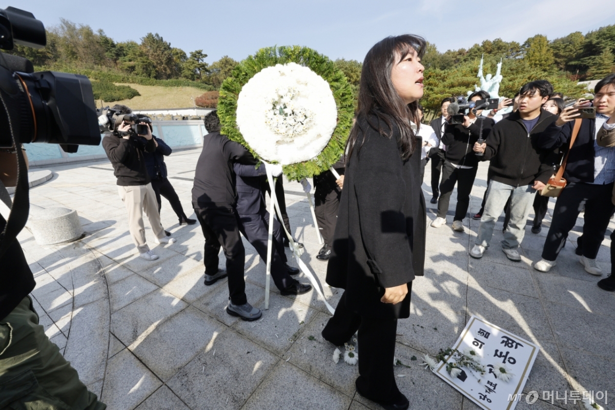 (광주=뉴스1) 김태성 기자 = 장동혁 국민의힘 대표가 6일 광주를 찾아 국립 5·18민주묘지를 참배하기 위해 들어서자 광주전남촛불행동 회원들이 당대표 조화을 치우고 있다. 2025.11.6/뉴스1  Copyright © 뉴스1. All rights reserved. 무단 전재 및 재배포,  AI학습 이용 금지. /사진=(광주=뉴스1) 김태성 기자