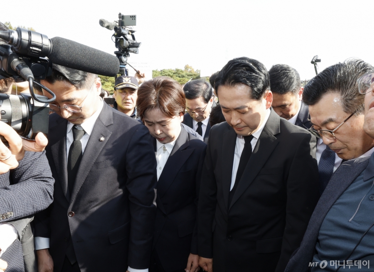 (광주=뉴스1) 김태성 기자 = 장동혁 국민의힘 대표가 6일 광주 국립 5·18민주묘지를 막아서는 광주전남촛불행동 회원들에게 둘러쌓여 참배는 못하고 간단히 묵념을 올리고 있다. 2025.11.6/뉴스1  Copyright © 뉴스1. All rights reserved. 무단 전재 및 재배포,  AI학습 이용 금지. /사진=(광주=뉴스1) 김태성 기자