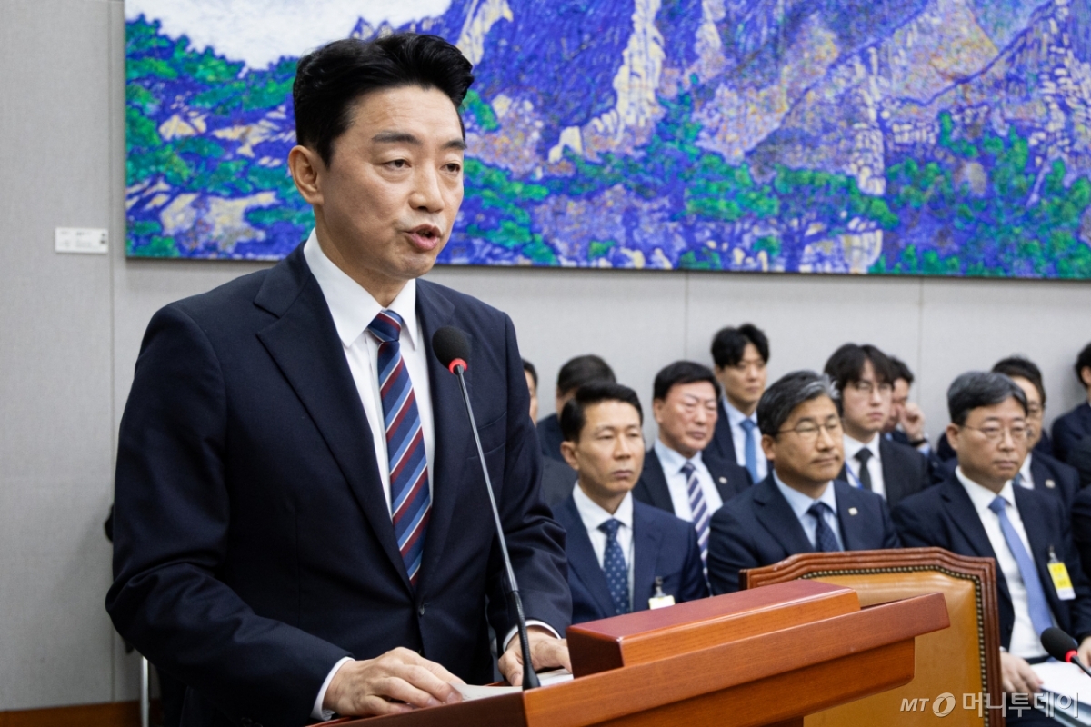 (서울=뉴스1) 유승관 기자 = 강훈식 대통령비서실장이 6일 서울 여의도 국회에서 열린 국회운영위원회의 대통령비서실 등에 대한 국정감사에서 인사말 및 업무보고를 하고 있다. 2025.11.6/뉴스1  Copyright © 뉴스1. All rights reserved. 무단 전재 및 재배포,  AI학습 이용 금지. /사진=(서울=뉴스1) 유승관 기자