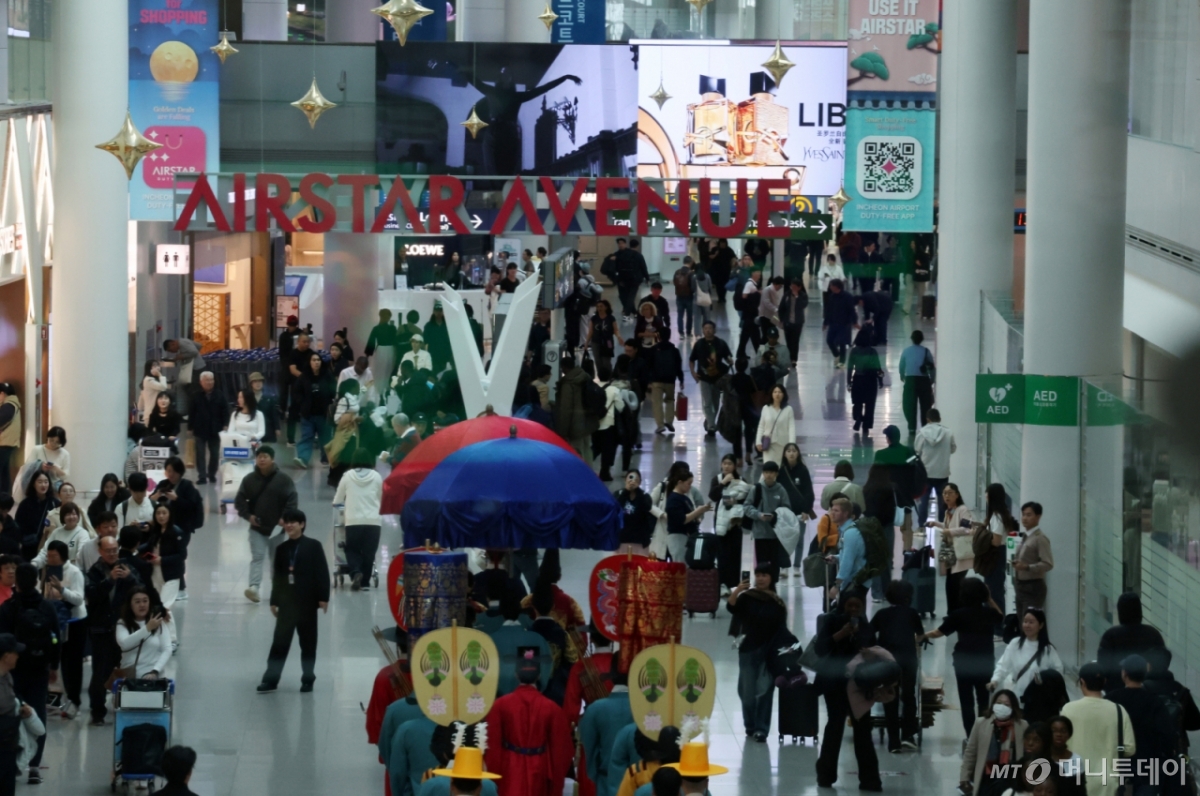 [인천공항=뉴시스] 배훈식 기자 = 인천국제공항공사가 다음달 면세점 사업권 입찰을 앞둔 6일 오전 인천국제공항 제1터미널 면세구역에서 관광객들이 쇼핑을 하고 있다.