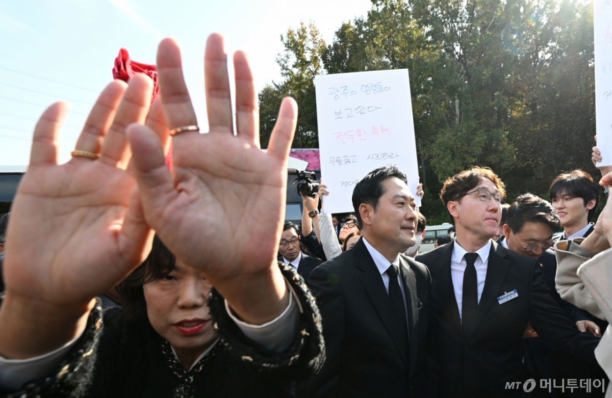 (광주=뉴스1) 김태성 기자 = 장동혁 국민의힘 대표가 6일 광주를 찾아 국립 5·18민주묘지를 참배하기 위해 들어서자 광주전남촛불행동 회원들이 몸싸움을 하며 막아서고 있다. 2025.11.6/뉴스1  Copyright © 뉴스1. All rights reserved. 무단 전재 및 재배포,  AI학습 이용 금지. /사진=(광주=뉴스1) 김태성 기자