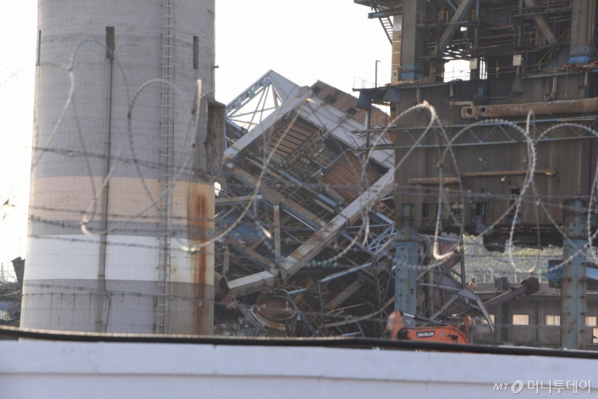 [울산=뉴시스] 배병수 기자 = 6일 오후 울산 남구 용잠동 한국동서발전 울산화력발전소에서 대형 구조물이 무너지는 사고가 발생했다.2025.11.06.bbs@newsis.com. /사진=배병수