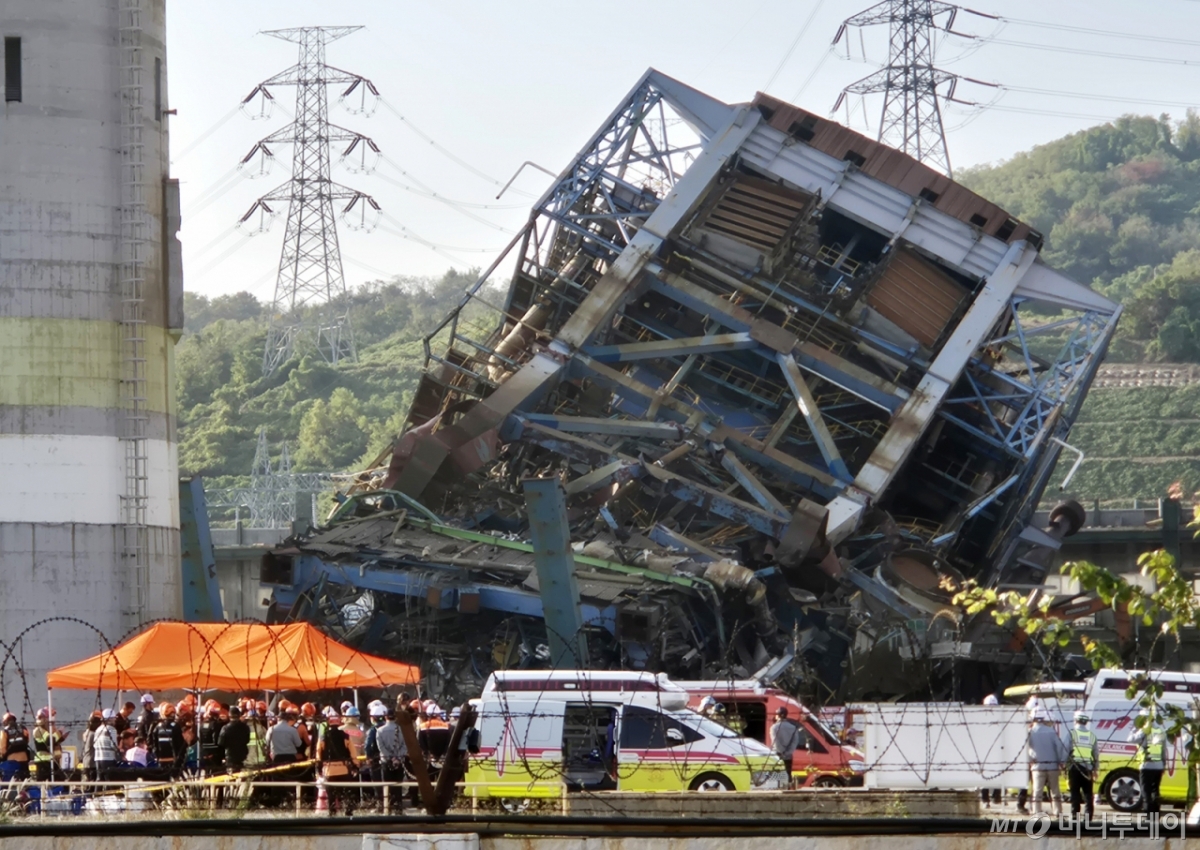 6일 오후 울산 남구 용잠로 동서발전 울산화력발전소에서 붕괴 사고가 발생해 소방 당국이 구조 작업에 나서고 있다. 이 사고로 근로자 7명이 매몰된 것으로 추정된다. /사진=뉴스1