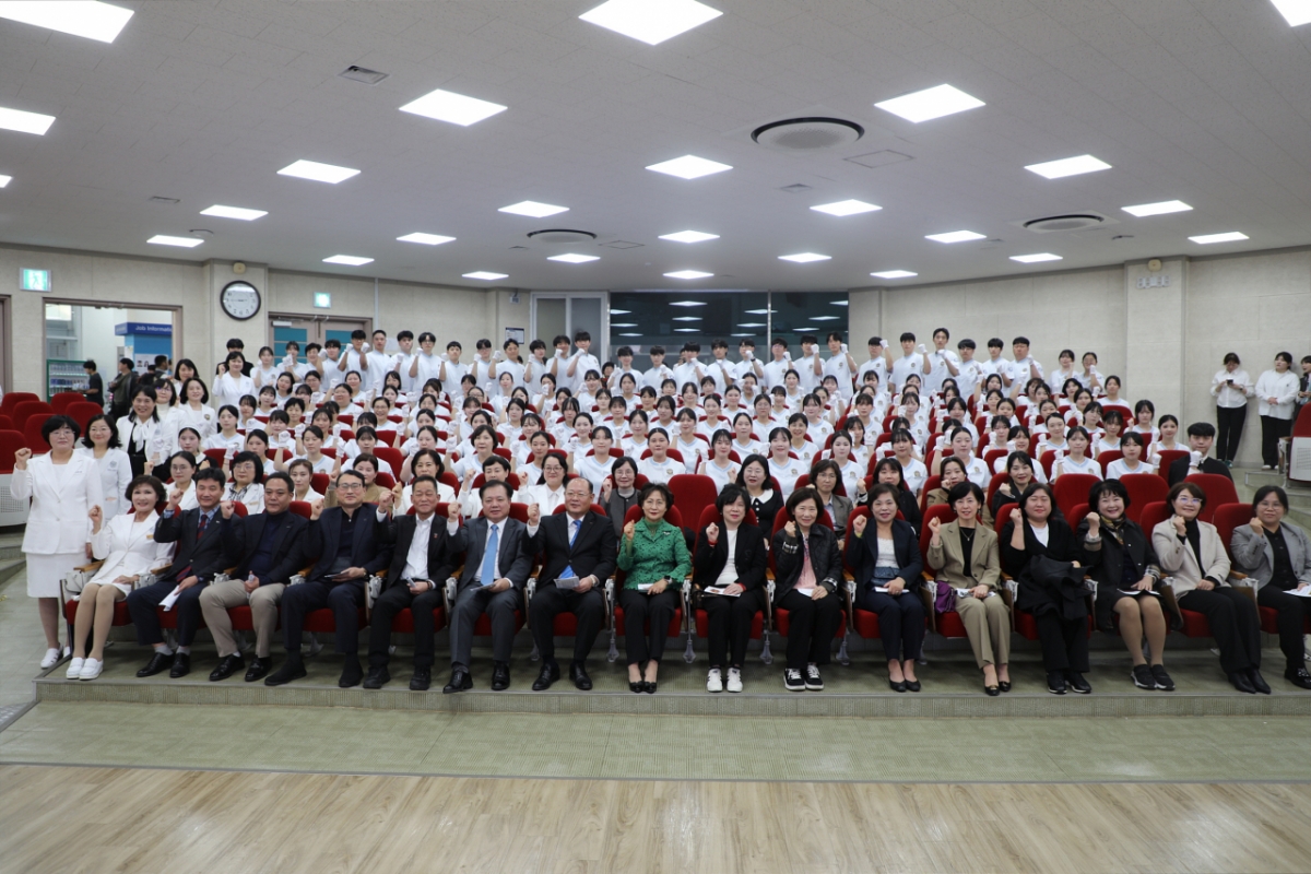 '제14회 나이팅게일 선서식'에 참석한 충북보건과학대 내외빈들이 기념촬영하고 있다./사진제공=충북보건과학대