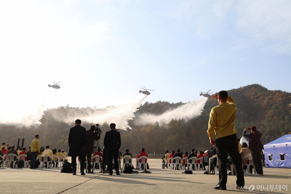 [원주=뉴시스] 고범준 기자 = 이재명 대통령이 6일 강원도 원주시 산림항공본부에서 열린 산불진화 관·군 합동훈련을 참관하고 있다. 2025.11.06. bjko@newsis.com /사진=