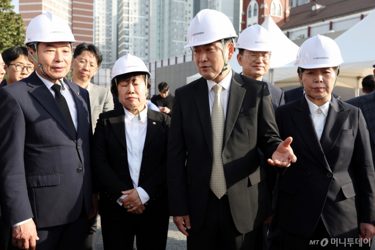 (광주=뉴스1) 이승현 기자 = 장동혁 국민의힘 대표가 6일 오후 광주 북구 임동 더현대 광주 부지에서 발언하고 있다. 2025.11.6/뉴스1 Copyright © 뉴스1. All rights reserved. 무단 전재 및 재배포, AI학습 이용 금지. /사진=(광주=뉴스1) 이승현 기자