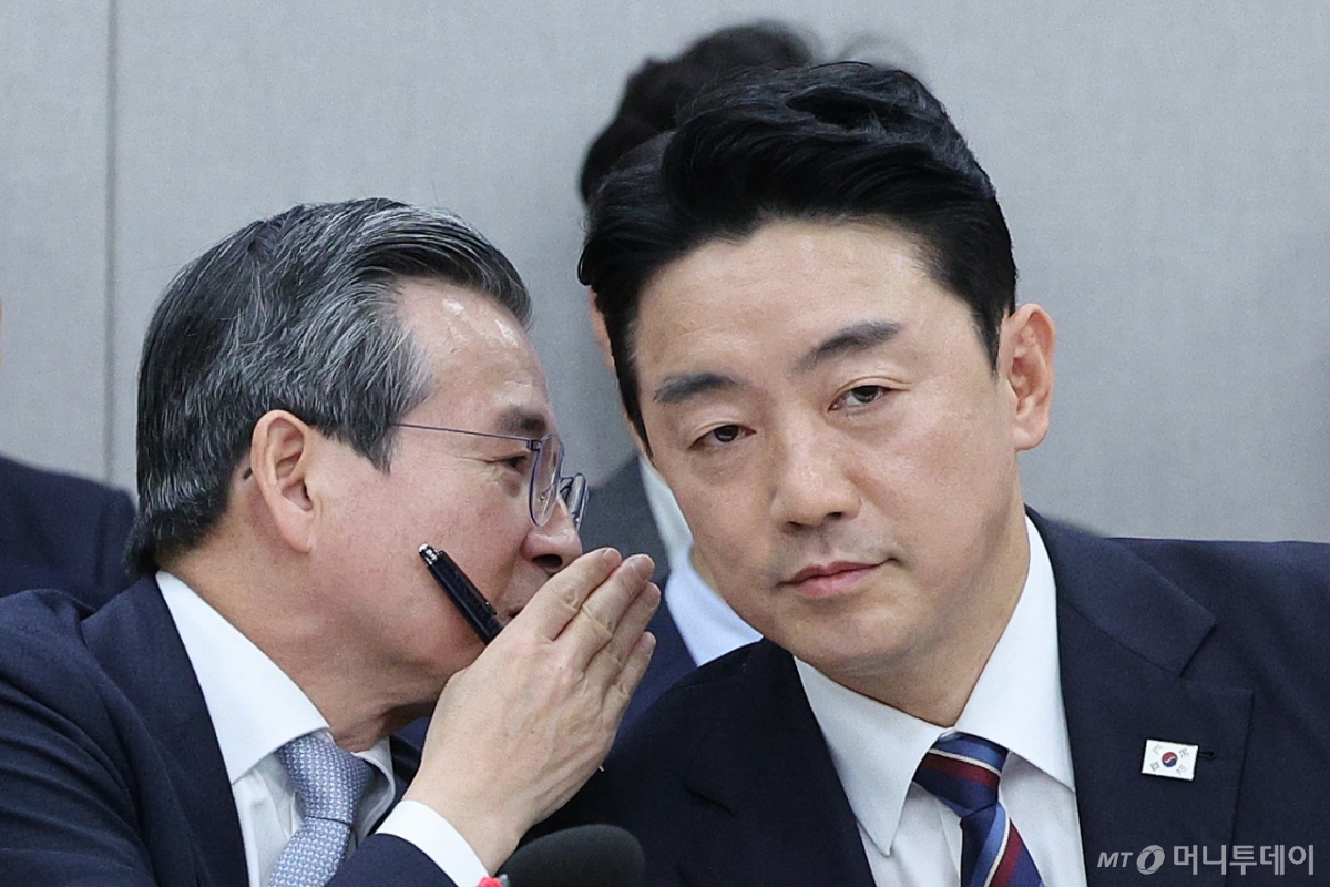 (서울=뉴스1) 신웅수 기자 = 강훈식 대통령 비서실장과 김용범 정책실장이 6일 서울 여의도 국회에서 열린 국회운영위원회의 대통령비서실 등에 대한 국정감사에서 귀엣말을 나누고 있다. 2025.11.6/뉴스1  Copyright © 뉴스1. All rights reserved. 무단 전재 및 재배포,  AI학습 이용 금지. /사진=(서울=뉴스1) 신웅수 기자