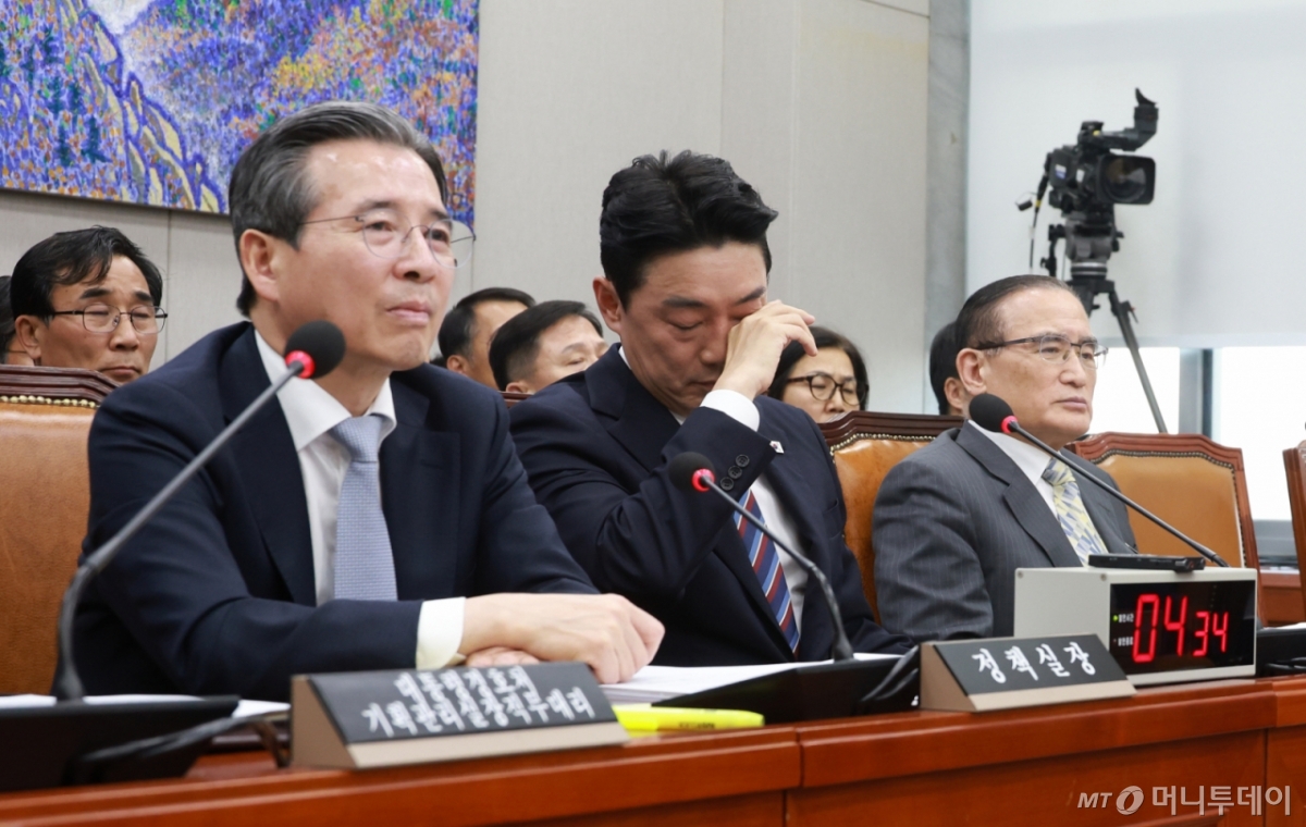 [서울=뉴시스] 고승민 기자 = 강훈식 대통령 비서실장이 6일 서울 여의도 국회에서 열린 운영위원회의 대통령비서실 등 국정감사에서 눈가를 만지고 있다. 2025.11.06. kkssmm99@newsis.com /사진=고승민