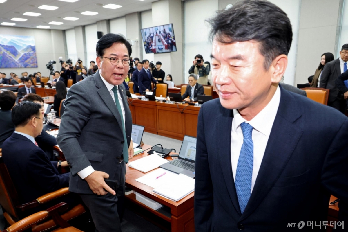 [서울=뉴시스] 김금보 기자 = 송언석 국민의힘 원내대표가 6일 오전 서울 여의도 국회에서 열린 운영위원회의 대통령비서실 등 국정감사에서 정회 후 문진석 더불어민주당 원내운영수석부대표를 쫓아 나가고 있다. 2025.11.06. kgb@newsis.com /사진=김금보