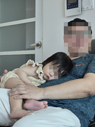 아빠로서 할 일이 참 많다. 그 중 하나는 아이의 베개 역할이다. /사진=최우영 기자