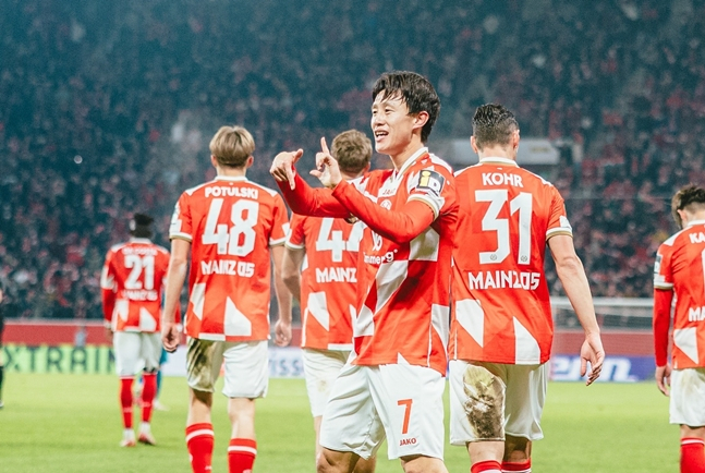 골 세리머니를 하는 이재성(가운데). /사진=마인츠 공식 SNS