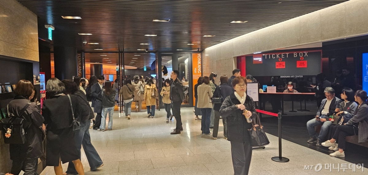 6일 '어쩌면 해피엔딩' 공연 시작 전 팬들이 입장을 기다리고 있는 모습. / 사진 = 오진영 기자.