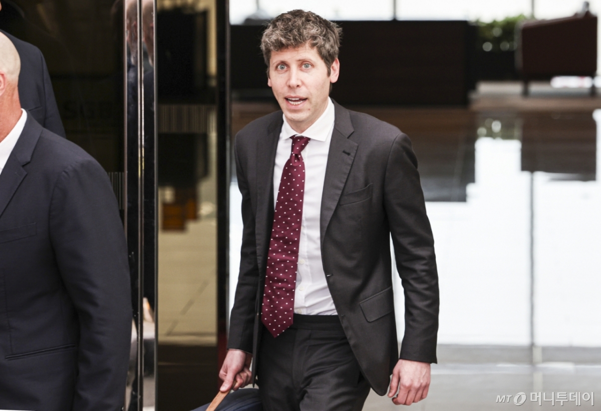 [서울=뉴시스] 김근수 기자 = 샘 올트먼 오픈AI 최고경영자(CEO)가 지난 10월 1일 서울 강서구 김포공항 비즈니스항공센터를 통해 입국하고 있다. (공동취재) 2025.10.01.  /사진=김근수