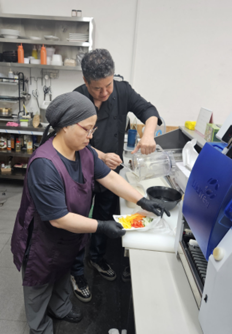 전북 익산시에서 김밥집을 운영하는 손미자씨가 이종호 서민금융진흥원 컨설턴트로부터 메뉴 개발법을 익히고 있다./사진제공=서민금융진흥원.