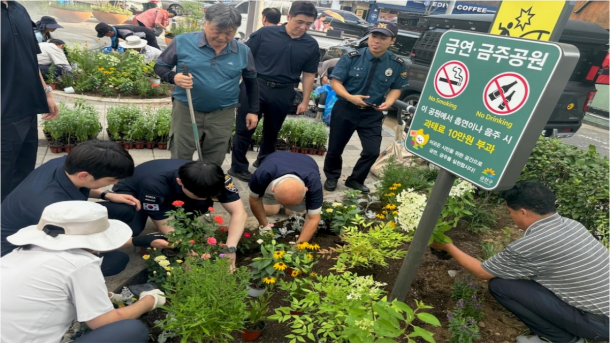 경찰관, 구청 직원들이 주취자들과 함께 서울 금천구 은행어린이공원의 화단을 정비하는 모습. /사진제공=서울 금천경찰서.