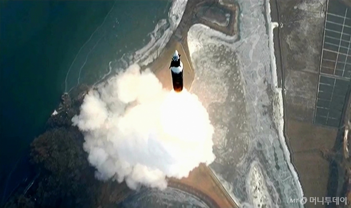 김정은 북한 노동당 총비서가 지난 1월6일 북한 미사일총국의 신형 극초음속 중장거리 탄도미사일 시험발사를 화상감시체계로 참관했다고 조선중앙TV가 보도했다. / 사진=뉴시스(조선중앙TV)