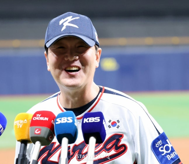 야구대표팀 류지현감독이 4일 고척스카이돔에서 열린 훈련에 앞서 한국시리즈 우승과 준우승팀 한화, LG선수들이 합류해 완전체를 이룬 가운데 공식인터뷰를 하고 있다. /사진=강영조 선임기자