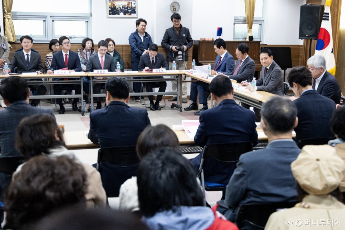 (용인=뉴스1) 유승관 기자 = 장동혁 국민의힘 대표가 7일 경기 용인시 수지구 내 한 아파트 커뮤니티센터에서 열린 부동산 정책 정상화 특별위원회 - 부동산 대책 경기도 현장 간담회에서 심교언 부동산특위 위원의 발언을 경청하고 있다. 2025.11.7/뉴스1  Copyright © 뉴스1. All rights reserved. 무단 전재 및 재배포,  AI학습 이용 금지. /사진=(용인=뉴스1) 유승관 기자